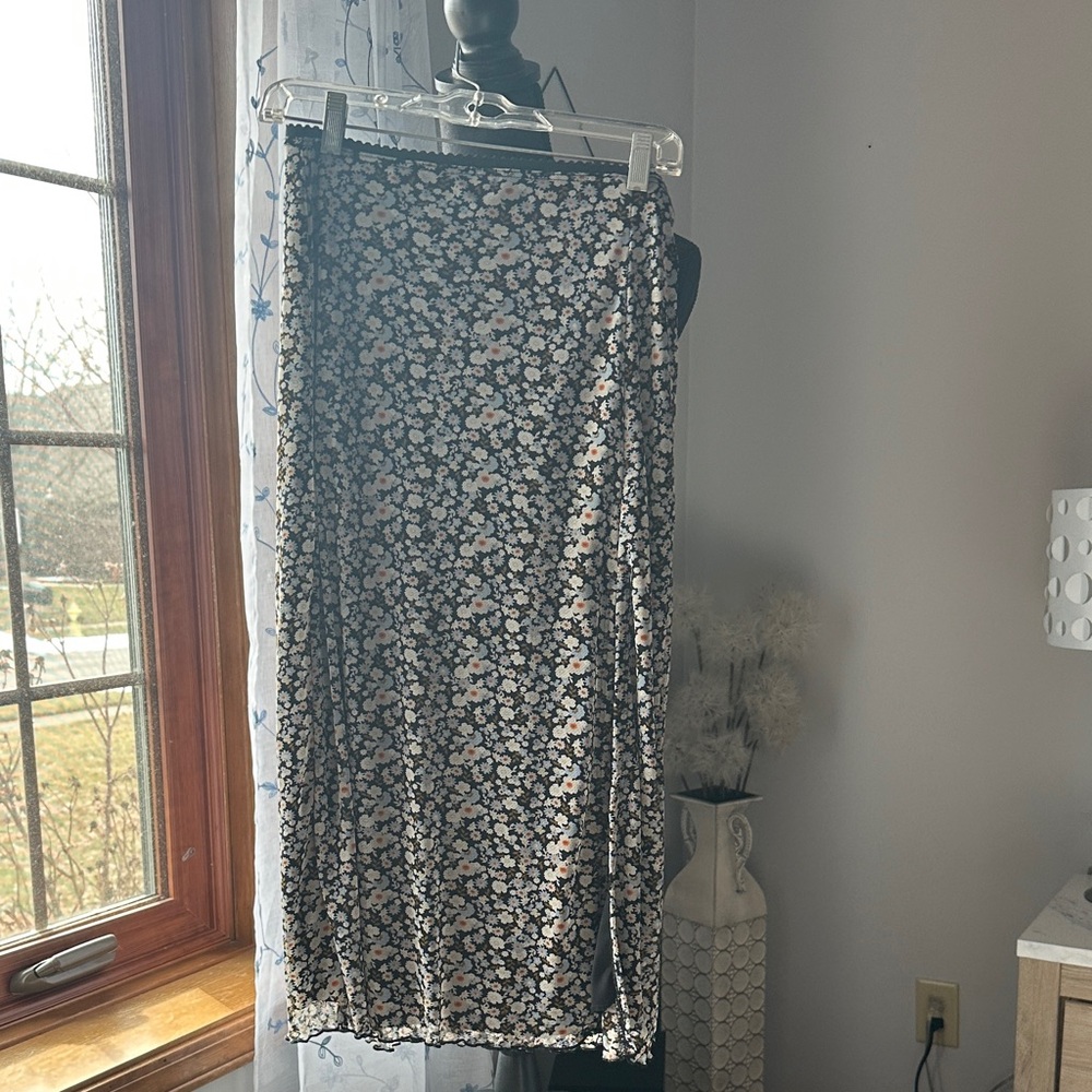 Chic Floral Midi Skirt in Black and White
